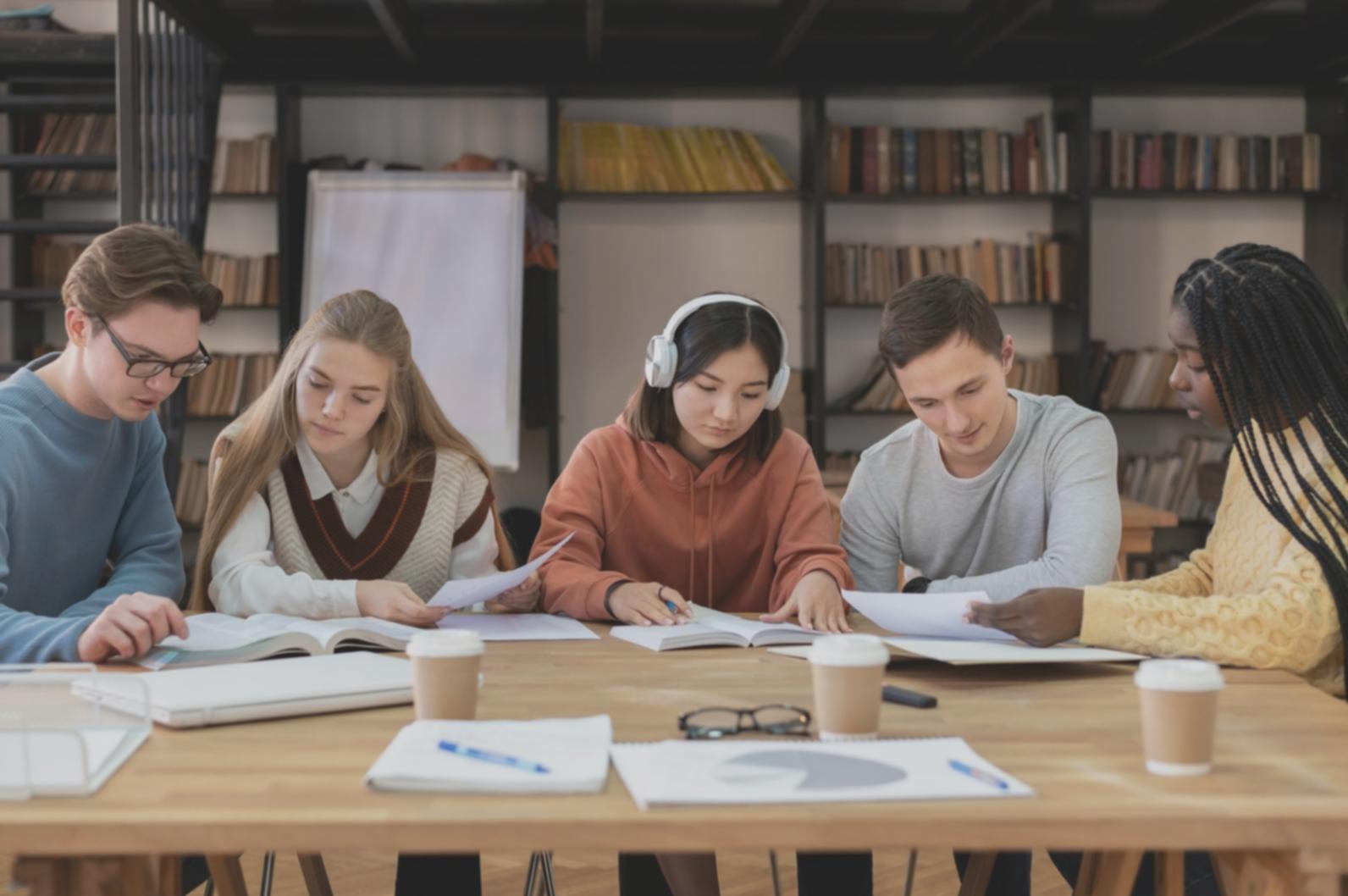 Schulungsraum mit interaktiver Workflow-Präsentation für Kundenschulungen