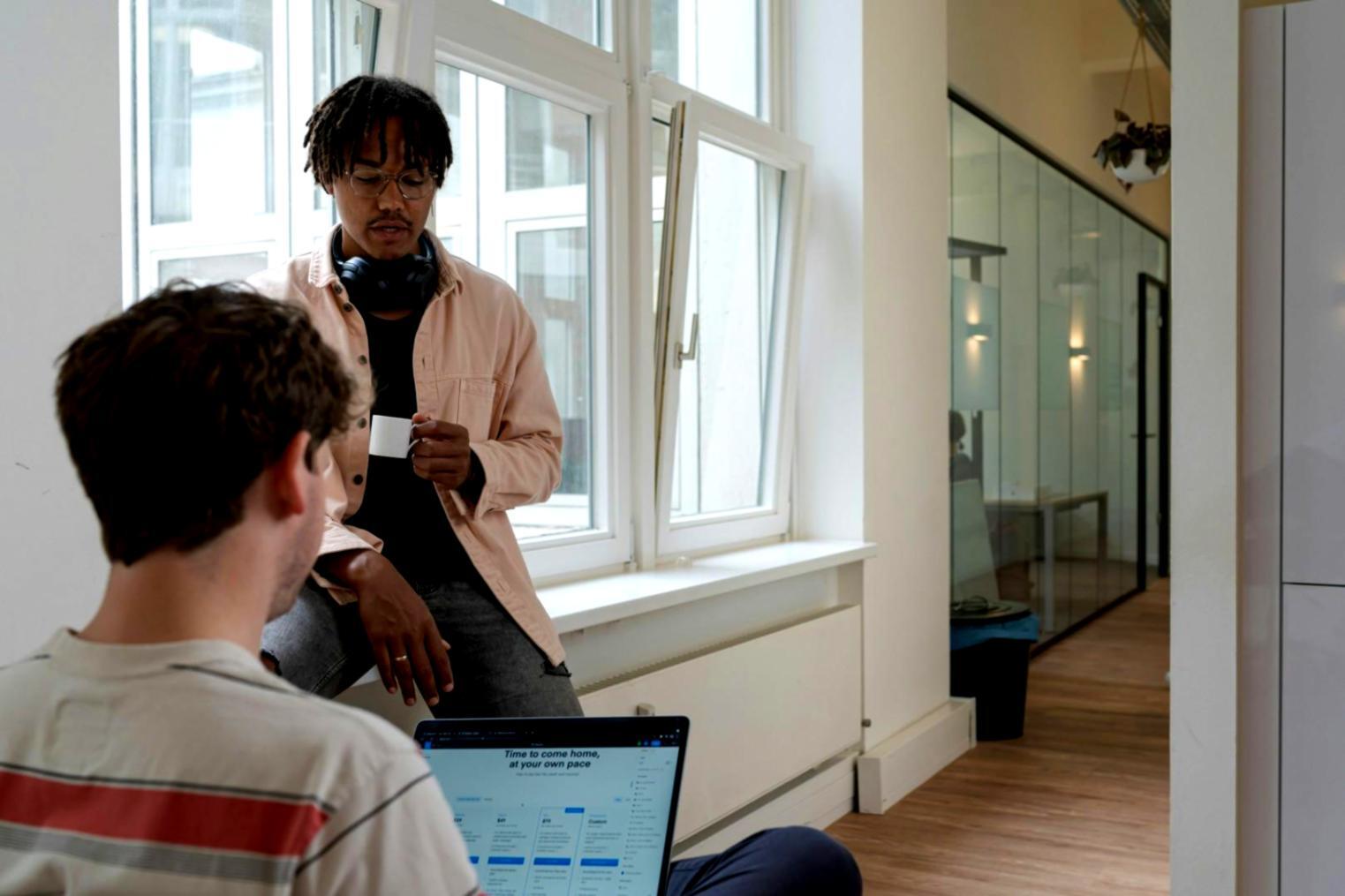 Moderne Büroumgebung mit digitalen Workflows